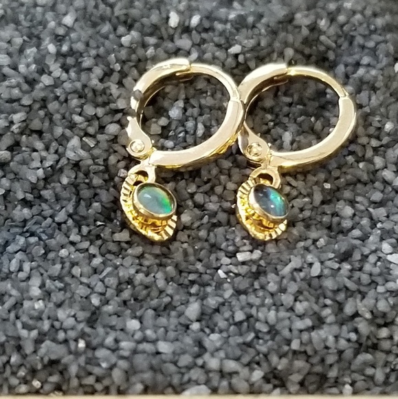 Small golden huggie hoop earring - Picture 4 of 8